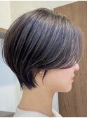 スタイリングが楽になる耳かけショートスタイル