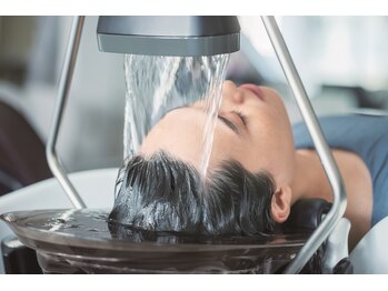 フラウ 住吉店の写真/【美髪＆頭皮ケア】頭皮の凝りをしっかりほぐし日々の疲れを解消*頭皮環境を整えて美髪へ【髪質改善/鯖江】