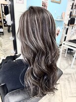 ウル(ulu)&nbsp;コントラストハイライト　細め　名東区美容室　グレージュ