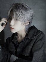 シン(syn)&nbsp;センターパートウルフ シルバーカラー