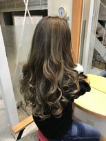 ヘアメイク ルアン ルアン(Hair Make Ruane) ロングを生かした鮮やかなカラーとともに。