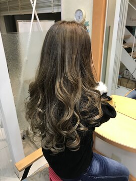 ヘアメイク ルアン ルアン(Hair Make Ruane) ロングを生かした鮮やかなカラーとともに。