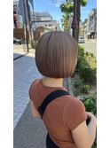 ハイトーンくすみベージュ×すっきりツヤ髪ミニボブ