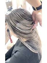 【成功してる？人気の白髪ボカしハイライト】トラブルも多い白髪染めをやめてボカす事ができる最旬デザイン