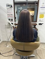 ポム(Pom)&nbsp;大人ハイライトで楽しむ「隠さない」白髪ケア