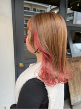 セトル(Settle) ベージュ×ピンク（インナーカラー）組み合わせスタイル