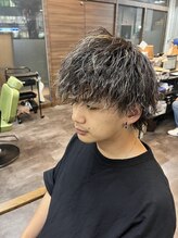 《全体的に緩めのツイストスパイラルパーマ》スタイリングが簡単に仕上がるナチュラルなスタイル【メンズ】