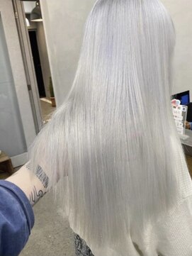 ジーナ(XENA) ケアブリーチ×ホワイトグレージュ×シルバーカラー(渋谷)