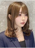 グレージュブラウンミディアムレイヤーハッシュカット