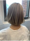 ハイトーンベージュのボブヘア