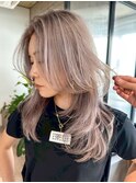 ブリーチホワイトベージュハイトーンロングおくれ毛_ba562581