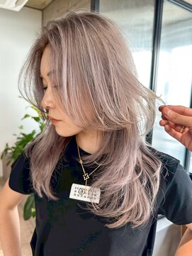 シオン(shion) ブリーチホワイトベージュハイトーンロングおくれ毛_ba562581