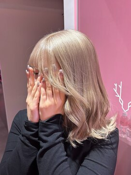 ダズリングディア(Dazzling Deer) ホワイトミルクティー/くびれ巻き/ミディアム