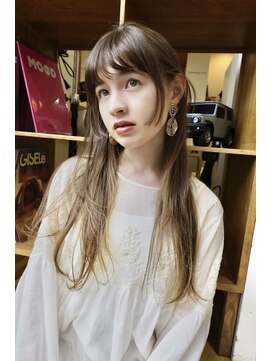 クラン バイ ヘッドライト 青葉台店(clan by HEADLIGHT) ブロンドベージュ。ハイトーンカラー。顔まわりカット、ロング