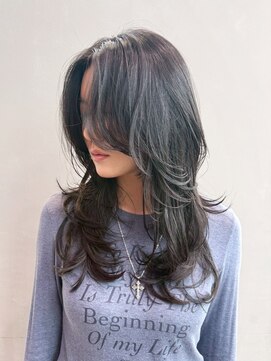 アイティーバイアルバム 松戸店(IT by ALBUM) ロングオリーブグレー顔周りレイヤー韓国ヘア_ba571721