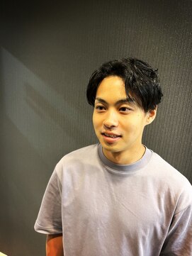 リリー(Lily) くせ毛をいかしたセンターパートスタイル