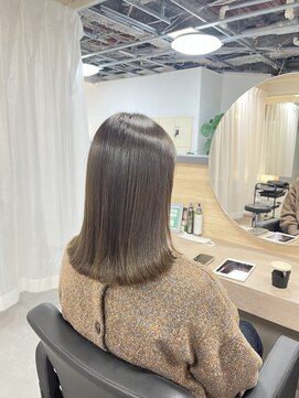 ユーリ(juli) オリーブベージュ×切りっぱなしミディアム