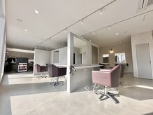 駐車場を完備した広々と明るい店内。