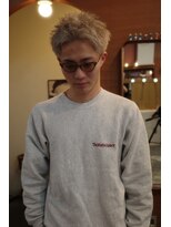 エディ(Edy)&nbsp;スパイキーショート刈り上げ抜きっぱなしブロンド眉毛カット