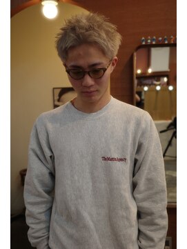 エディ(Edy) スパイキーショート刈り上げ抜きっぱなしブロンド眉毛カット