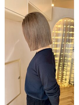 ヒビヲ 天神警固(HIBIO) ショートボブ切りっぱなしボブタッセルボブブリーチダブルカラー