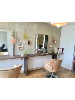 【お子さま同伴可☆】光が差し込む明るい店内で親子一緒にくつろげる癒しの空間をご用意しています♪