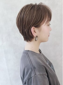 ムウ 難波(MOU) エアリーショートマッシュウルフひし形シルエットグレージュ