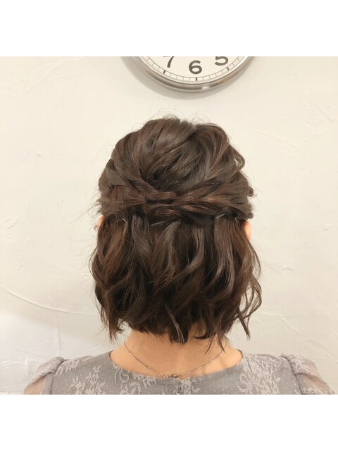 ボブヘアーのねじりとツイストハーフアップ