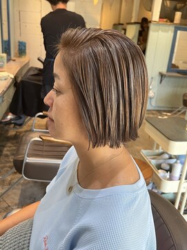 トワイロ(TOWAIRO) 切りっぱなしボブにグレーベージュのハイライト