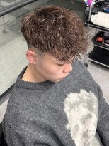 イーラ(era) スペインカール茶髪スパイラルパーマ平巻きツーブロック