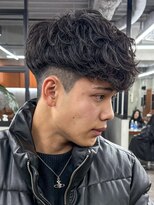 ニコ トウキョウ ロジック(nico TOKYO Logic)&nbsp;スペインカールホワイトメッシュフェードメンズ髪型短髪