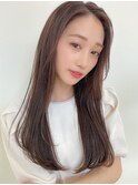 髪が柔らかく見えるストレートブラウンカラー