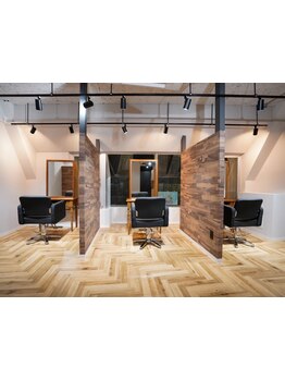 マンツーマン施術だから、一人ひとり違った髪のお悩みやご希望を話しやすい！是非一度お越しください☆