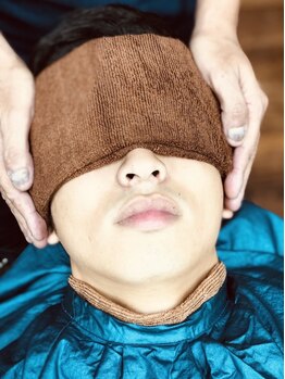 ヘアーサロン シエスタ(Hair Salon Siesta)の写真/機械でスチームをあてて行うスチームシェービングで、毛穴汚れをキレイにし、剃りも抜群に◎