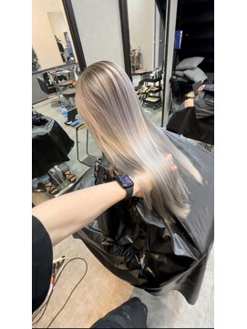 ルーツ(Roots) ホワイトシルバー/シャドウルーツ/根本明るめ