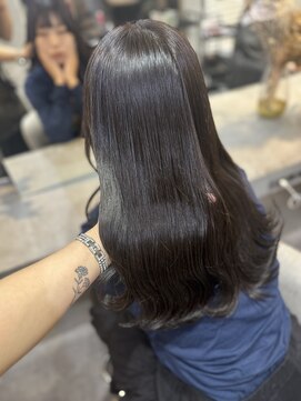 ラビス 浦和(Lovis) グレーベージュ/レイヤーロング/アッシュカラー/前髪パーマ/浦和