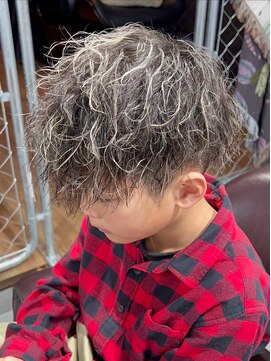アミーゴ(AMIGO) キッズカット×ツイストスパイラルパーマ×ホワイトメッシュ