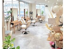 ララリノ(LALALINO)の雰囲気（明るい店内はお祝いのお花と植物でいっぱいです◇）