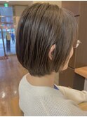 少しの段差でフォルムをつくるショートボブデザイン！