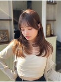 ベージュカラー・内巻きレイヤーカット、サイドバング