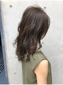 透明感たっぷりのカーキーグレージュ