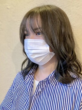 アトリエ エス atelier es HAIRDESIGN 顔周りレイヤー/ウェーブロング/韓国ヘア/ダークトーン/透明感