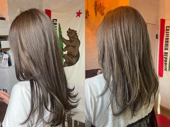 ミイ(Mii)の写真/【糸のようなハイライト】で隠す白髪染めから色を楽しむ自然な明るいグレイカラーへ。