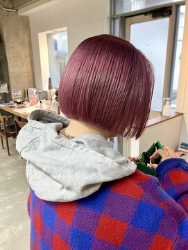 アタッカ(atacca) ショートボブ ぱっつん ミニボブ ブリーチ ピンク レッド