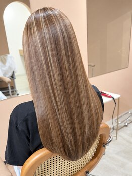 Lea.hair design【1/5NEWOPEN(予定)】の写真/単なる白髪染めは卒業。オーナー得意の「白髪ぼかし」とハイライトで、大人女性の髪をより美しく魅せる。