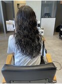 ミディアムパーマヘア　ナチュラルカラー　レイヤー暗髪