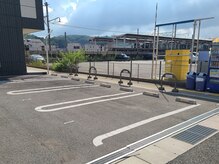 エスティアム(S.TIAM.)の雰囲気(3階建てのマンションの1階で、専用駐車場4台 1.2.3.5番)