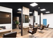 ヘアーアンドスパソシット(HAIR&SPA SOCIT)の雰囲気（店内はかなり広々！席の間隔もかなり広く、ゆったり過ごせます♪）