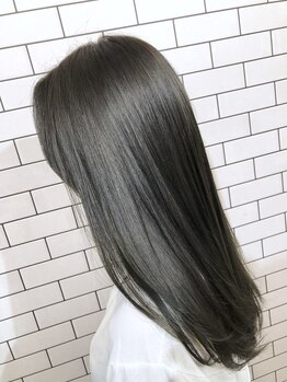 スリー(THREE)の写真/髪のダメージを補修し、髪質を改善してくれるのが魅力のトリートメントで、指通りの良いうるツヤ美髮に☆