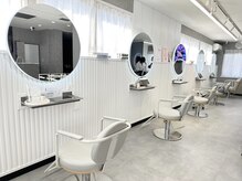 〈広々とした店内〉店内改装を行い、ヘアに特化したサロンとしてリニューアルOPEN★